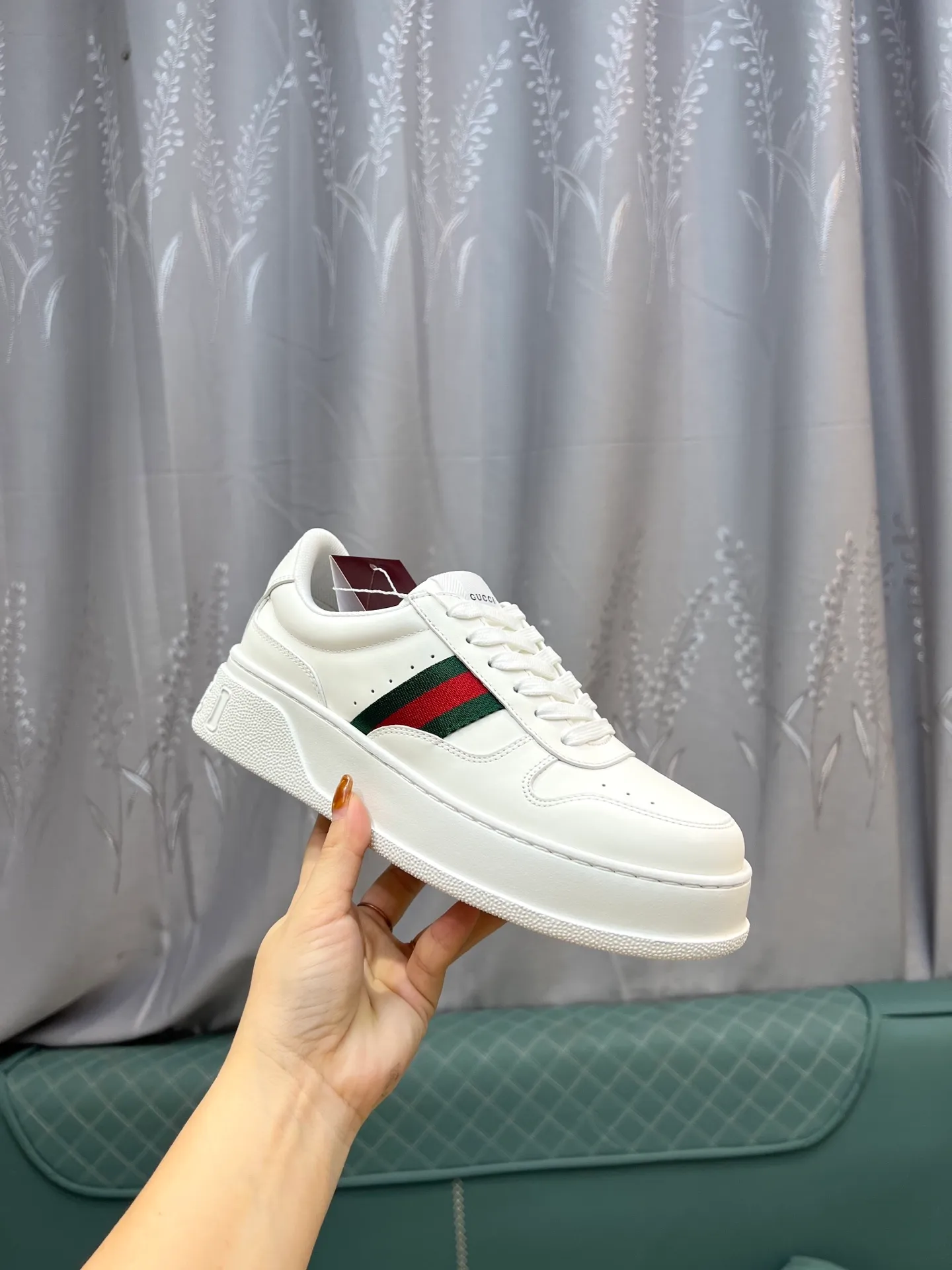 Men's men's shoes💰640 Gucci counter's latest couple's biscuit shoes‼ ️ 👑Purchasing agent level Gucci’s latest IP lightweight thick-soled white shoes can be put on your feet in seconds**4CM! ! Simple, easy to match and full of retro charm ~ the latest anti-counterfeiting cloth label on the tongue. And with electronic chip anti-counterfeiting.   The upper is made of imported environmentally friendly water-dyed calfskin, with a +1:1 fly-woven mesh surface to absorb sweat and an inner lining! Fly-knitted leather molded latex insole. Original IP lightweight outsole, one-piece injection molding, super comfortable and elastic, size: female 35-40 (female 41 customized) male 39-44 (male 38.45 46 customized)